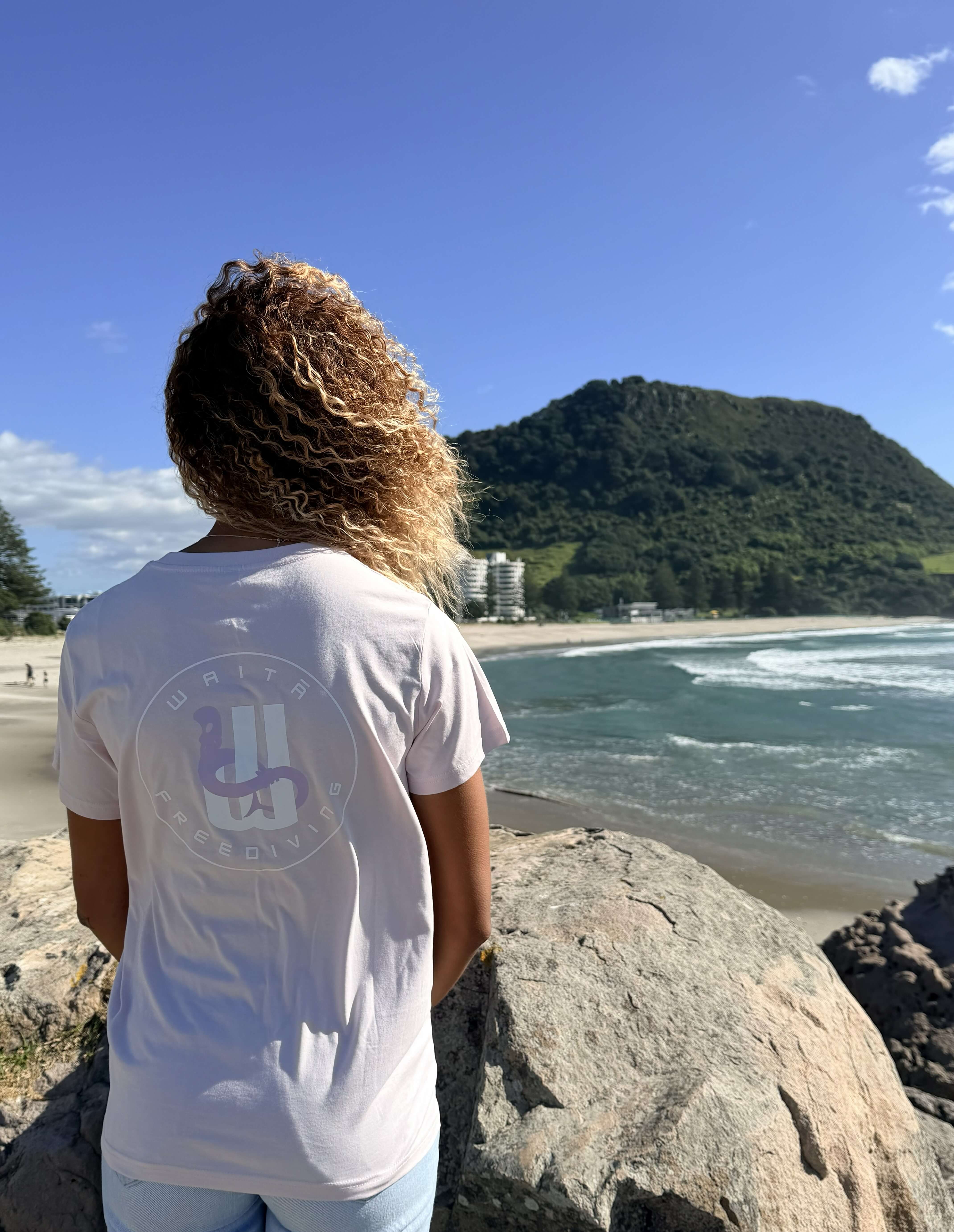 Waitā Tīhāte Female in māwhero, back view